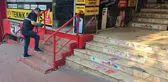 Kar maskeli çocukların tütüncü dükkanından hırsızlık yapması güvenlik kameralarına yansıdı