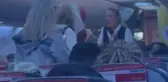 Uçağın tekeri piste değdiği gibi ayağa kalktılar, kabin memurları polis çağırdı