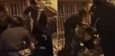 4 kadın sokakta oturan başka bir kadını darp edip elbiselerini soydu