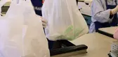 Plastik poşet yerine sadece kağıt ve bez çanta satan marketler yandı
