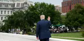 Trump Beyaz Saray'ın Çatısında Yürüyüş Yaptı
