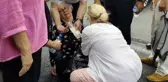 Tutuklu CHP'li başkanın annesi hastane önünde fenalık geçirdi