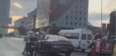 Trafikte acımasız saldırı! Defalarca yumrukladı