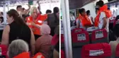 Denizde büyük panik! Feribot kayaya çarptı