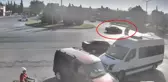 Otomobilin çarptığı motosiklet sürücüsü metrelerce sürüklendi