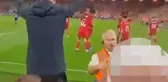 Son dakikalarda gelen gol sonrası arkadaşının şortunu indirdi