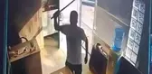Taksi durağına kılıçlı saldırı kamerada