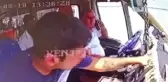 Kırmızı ışıkta bekleyen minibüsten paraları alıp kaçtı