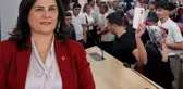 Çerçioğlu gerilimi sürüyor! Belediye meclis salonuna girip CHP logolu kartları yere attılar