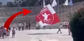 Bir Samsunspor taraftarı, Yunanistan'ın ortasında Atatürk logolu bayrağı dalgalandırdı