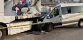 Yurt çocuklarını taşıyan minibüs, tırın altına girdi! Can pazarı
