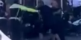 Polis memuruna tekme ve yumruklarla saldırdı