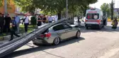 Lüks araç tonlarca demirin altında kaldı, herkes telefona sarıldı