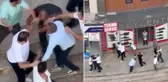 Onlarca kişi tekme, yumruk ve sandalyeyle birbirine girdi