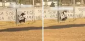 Boş arazide köpeğe işkence etti