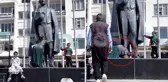 Atatürk heykeline sarıldı, yetmedi uzanıp ayaklarını öptü