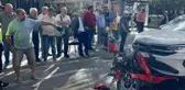 İki otomobilin arasında kağıt gibi ezildi! Motosiklet üzerindeki 2 kişi ölümden döndü