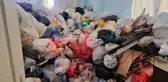 Adana'da bir evden iki kamyon çöp çıkarıldı