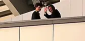 Ali Koç, oğluyla birlikte stadyum dışında bekleyen taraftarları selamladı