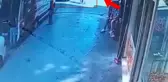 Servis minibüsünün anne ve oğlunun üzerinden geçtiği dehşet anları kamerada