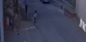 Kız çocuğunu mahalleli kurtardı! Tüm şehir bu sapığı arıyor