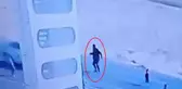 Yola fırlayan çocukları kurtarmak isterken hayatını kaybetti