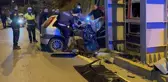 Üst geçide çarpan otomobil ortadan ikiye katlandı: 2 kişi can verdi