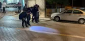 Caddede yürürken yorgun mermi ile sırtından vuruldu