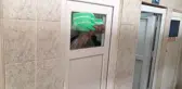 Cami tuvaletinin camını yumrukla parçaladı, kolu kanlar içinde asılı kaldı