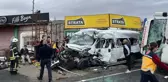 İşçi servisi ile kamyon kafa kafaya çarpıştı: 3 ölü, 9 yaralı