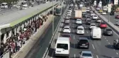 Deprem sonrası büyük panik! Aracını alan sokağa çıktı, trafik kilitlendi