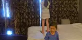 Otel odasının perdesini aralayınca gördükleri karşısında şok oldular