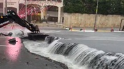 Eyüpsultan Belediyesi önündeki yol sağanak yağış sonrası ikiye ayrıldı