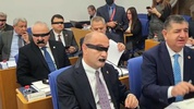 Halk TV’ye kayyum atanması sonrası Yeni Partili vekiller, ağızlarını ve gözlerini bantladı