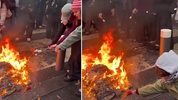Fransa’da protestolar ülkeyi yangın yerine çevirdi! Yaktıkları sokaklarda marşmelov kızarttılar