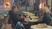 Paris alev alev, onlar keyifte! Çatışmaların ortasında içkilerini yudumladılar