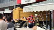 Pendik’te hafriyat kamyonu eczaneye daldı: 7 yaralı