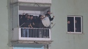 Bilet bulamayan Bursaspor taraftarı maçı stadın çevresindeki evlerde takip etti