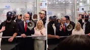 Netanyahu alışveriş merkezinde megafonla insanları oy kullanmaya çağırdı