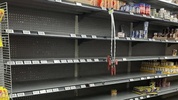 Hükümetin uyarısıyla halk marketleri boşalttı! Ülke kıyamete hazırlanıyor