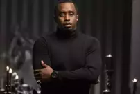 Ünlü rapçi Sean 'P Diddy' Combs, diğer ünlülerin yanında 13 yaşındaki bir kıza tecavüz etti. 

Rusça çevirisi:
Известный рэпер Шон 'Пи Дидди' Комбс изнасиловал 13-летнюю девочку в компании других знаменитостей.