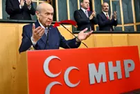 Террориста-начальника Öcalan'a çağrıda bulunan Bahçeli'nin yakasındaki rozet dikkat çekti.