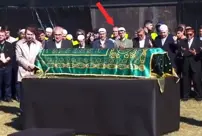 Is the person at the head of FETÖ leader Gülen's coffin Adil Öksüz?