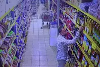 Market theft in Adana: He hid sunflower oils in his pants.