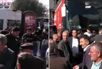 Esenyurt Belediyesi'ne gitmeye çalışan CHP otobüsü polisler tarafından engellendi. 

На русский язык это переводится как: 

Автобус CHP, пытавшийся добраться до мэрии Эсенюрт, был остановлен полицией.