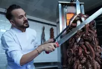 Ahtapot döner görenleri şaşırttı cümlesinin Rusça tercümesi:

