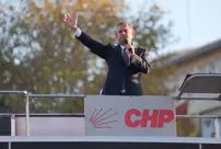 CHP lideri Özel, Esenyurt'a gelmeyen belediye başkanlarıyla ilgili sessizliğini bozdu. 

Русский перевод: Лидер CHP Озель нарушил молчание по поводу мэров, которые не приехали в Эсенюрт.