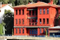 The famous 'red mansion' of the Bosphorus was sold at a record price.