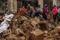 After the flood disaster in Spain, volunteers began cleaning the streets.