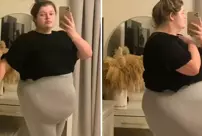 The woman who lost 75 kilos couldn't hold back her tears while trying on clothes in the fitting room.